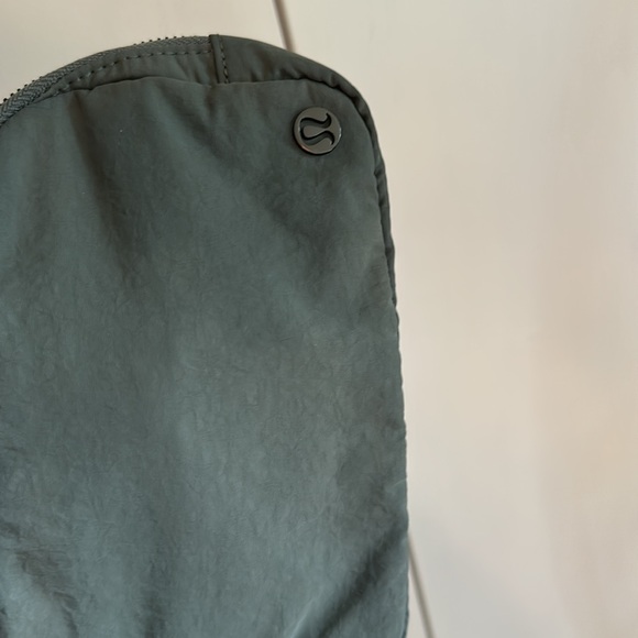 LIKE NEW | lululemon Everywhere Belt Bag *1L - Picture 5 of 7